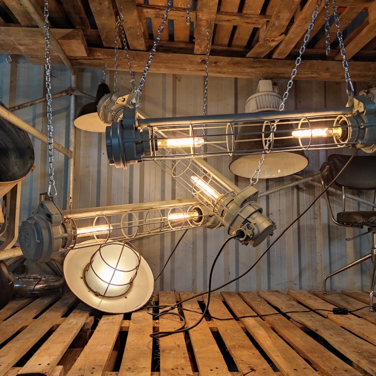 Tarief Geleend Onophoudelijk Industriële Buislamp Omgebouwd met LEDlampen Grijs Fabriekslamp